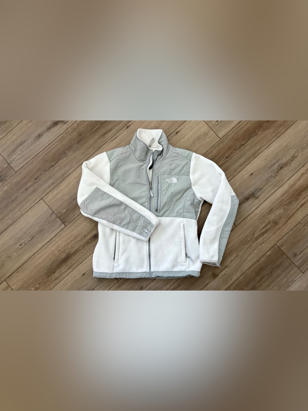 The North Face Womenโs Polartec Jacket, White & Gray, Medium
